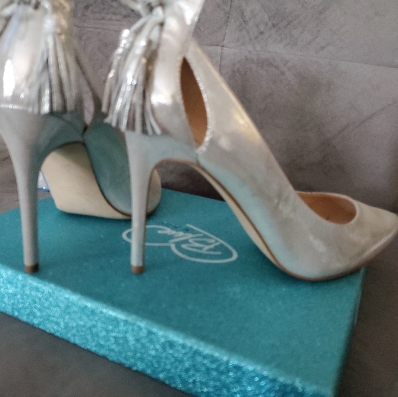 Silver heels - Picture 5 of 9